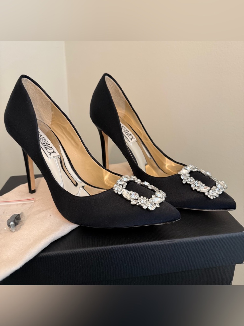 Badgley Mischka Cher Stiletto Pointy Toe Pump Black Satin Crystal Brooch 5.5 - Picture 2 of 8